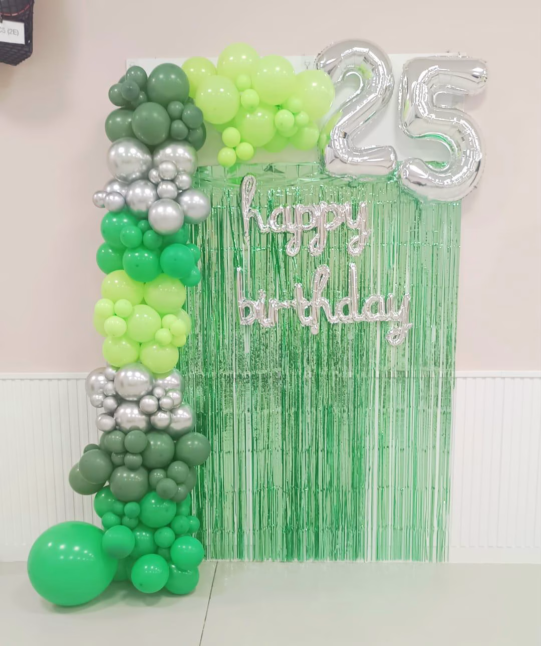 Montaje decorativo con globos y detalles