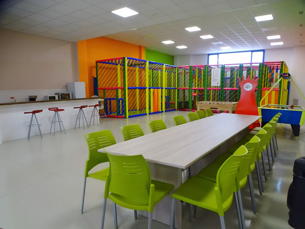Interior de la sala con zona de juegos